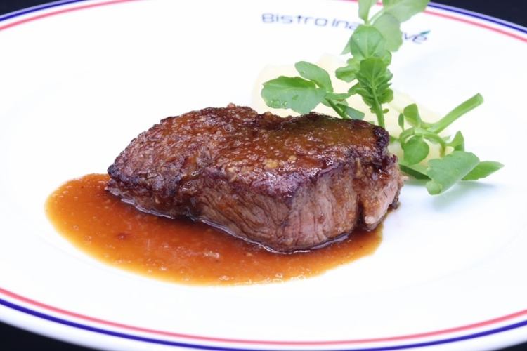 特色菜單/三道菜套餐，您可以選擇“烤甜鯛魚”或“日式黑毛牛肉漢堡牛排”