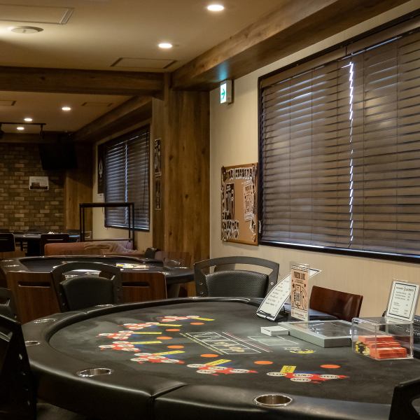 店内は広々とした空間でゆったりとおくつろぎいただけます。2次会利用や、ポーカーができるバーを求めている方に最適です。ご要望に応じて調整致しますのでお気軽にお声掛けください♪初心者の方でもディーラーが丁寧に遊び方を教えます。さあ、大人の遊び場にお越しください！