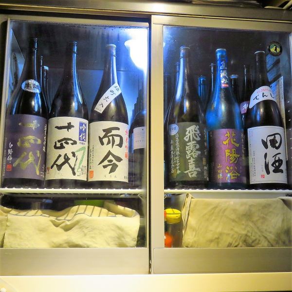 店内にも焼酎が30種以上ズラリと並んでいます。日本酒は20種前後ございます。お客様お好みの一本を見つけてみてください。料理に合わせてセレクトするのもおすすめです。