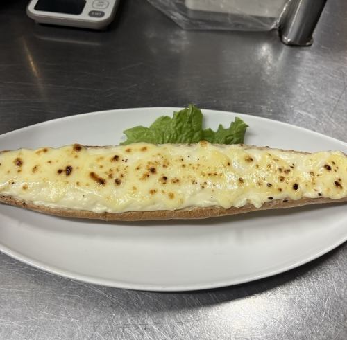 Cheese-baked French bread made with 100% Hokkaido-grown wheat.