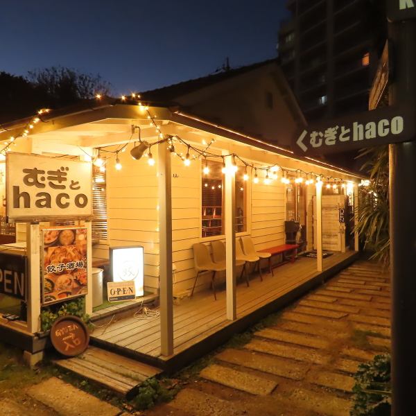 【こちらの看板が目印！】木製の温かみのあるテーブルと、ペール缶で作られたモダンな雰囲気のモルタル製テーブル椅子をご用意しております。テーブルの移動も可能なので、2名様～テーブルをつなげて15名様程度まで多様な人数に対応！さまざまなシーンに合わせてお楽しみください★