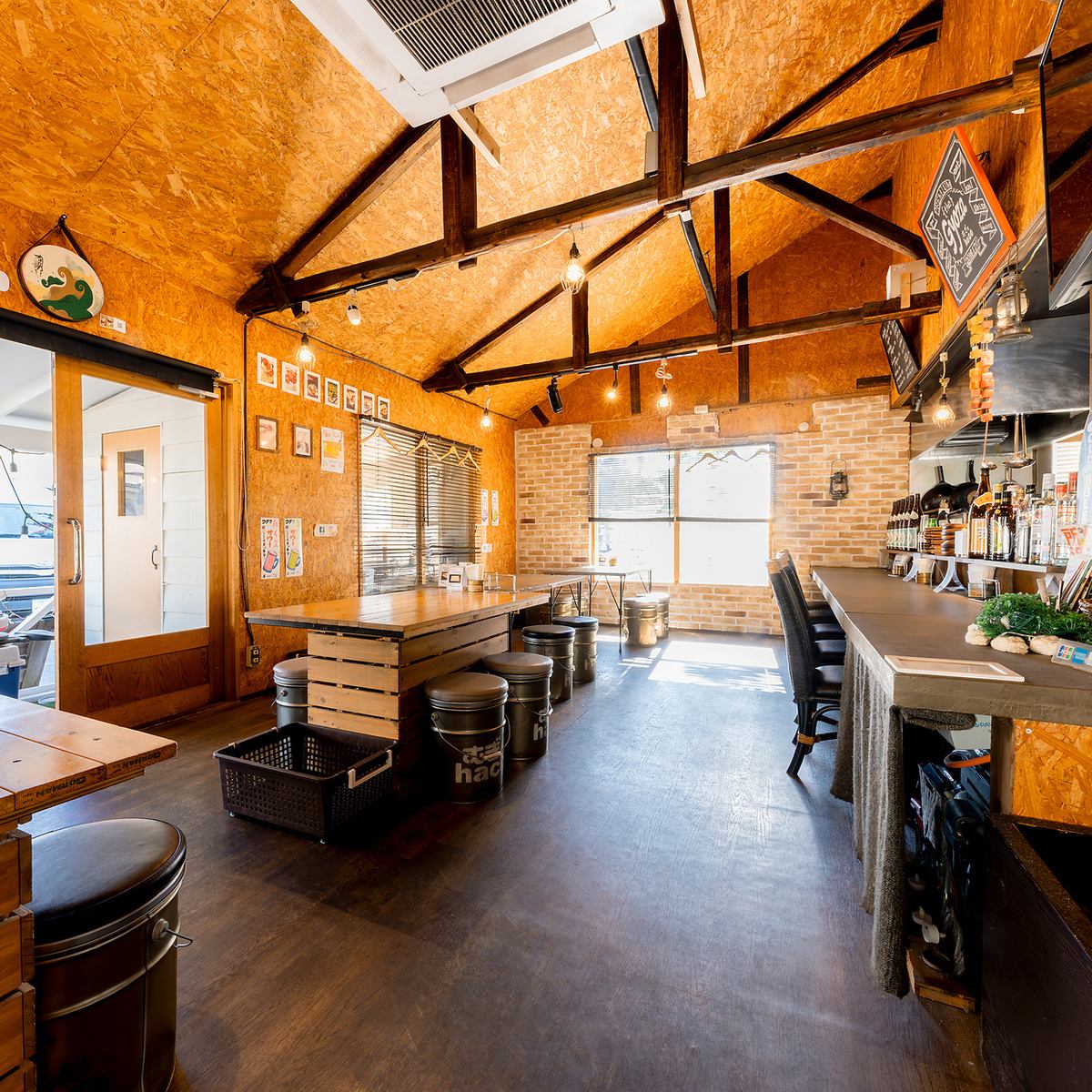 間接照明の温かみのあるお洒落な店内となっております♪