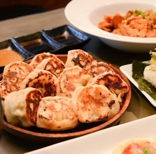 お洒落な店内と絶品の餃子は大満足間違いなし♪