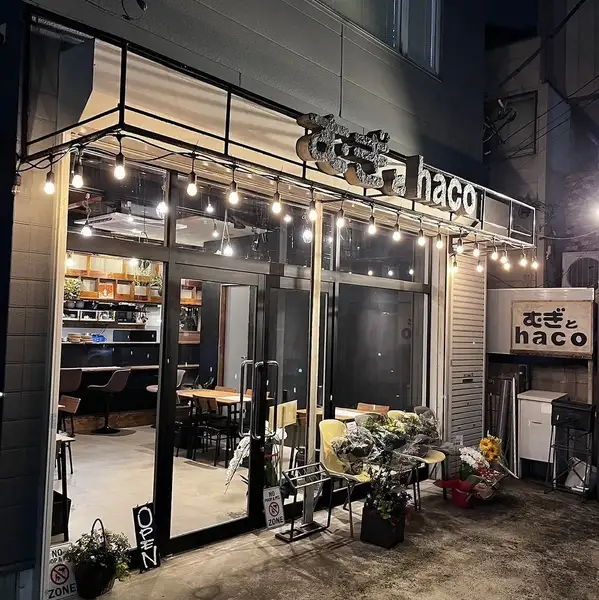 【こちらの看板が目印!】黒を基調とした、落ち着きのあるモダンな空間♪カウンター席でゆったりとお一人様時間を楽しむのも、テーブルの移動も可能なので、2名様~テーブルをつなげて15名様程度まで多様な人数に対応!さまざまなシーンに合わせてお楽しみください★
