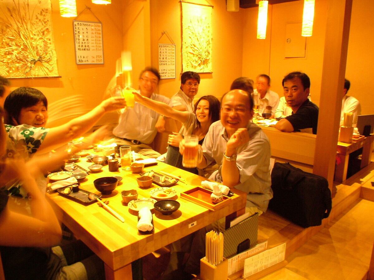 ゆったりとご利用いただける掘り炬燵のお席。コースは2980円～