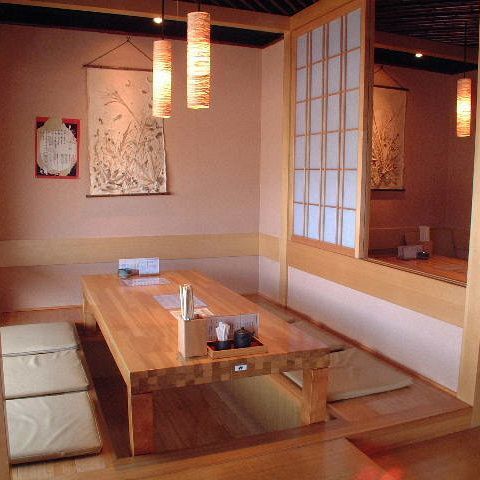 4～8名様でご利用頂ける掘り炬燵の半個室。宴会・接待・お食事に