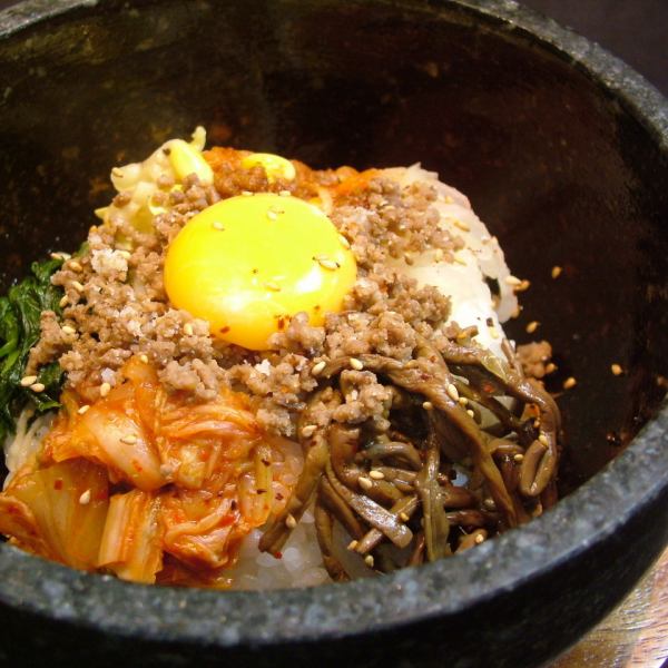 Hot and charred rice is delicious!! [Stone-grilled bibimbap]