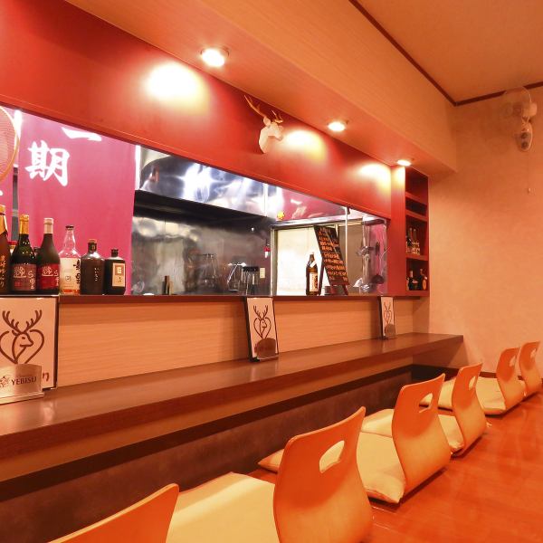 あたたかな照明が照らす、落ち着いた雰囲気の店内となっております。お一人様からでもご利用いただきやすい、カウンター席もご用意しております。ぜひお気軽にご来店ください。心温まるひとときをお約束いたします。