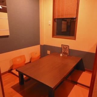 【ファミリーにもおすすめ！リラックスできる座敷席】4名様まで座れる座敷席は、ご友人やご家族との楽しい時間を過ごすのにぴったりなお席となっております。靴を脱いで座ってリラックスしてお食事をお楽しみいただけます。