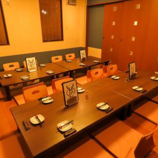【広々とした空間で落ち着く◎15名様まで利用可能な完全個室席】落ち着いた雰囲気で広々とした完全個室席は、大人数での各種ご宴会におすすめです。プライベートな空間となっておりますので、お誕生日会などにもピッタリです♪