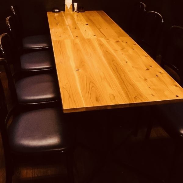 ゆったりできる広いテーブル席は仕事帰り、女子会など様々なシーンでご利用いただけます。2名様～80名様迄可能！