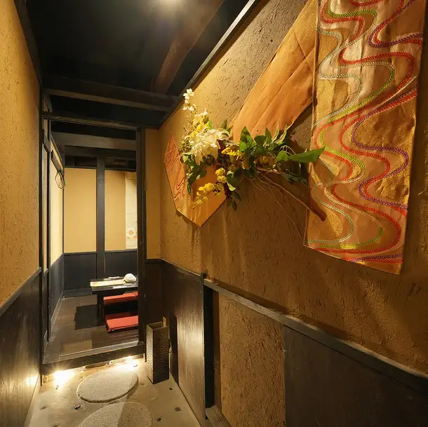 ところどころに垣間見えるお花の数々。廊下だけでなく、お部屋の中にも装飾が。暗がりの雰囲気に色どりを。