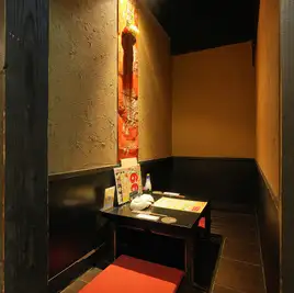 느긋하게 할 수 있는 테이블석은 데이트에도, 마음이 맞는 동료끼리에도 딱입니다◎인기의 2명 개인실은 빠른 사람이기 때문에, 서둘러!일본의 테이스트를 소중히 한 공간이므로, 제등의 종이의 조명이 그리워도 새로운 분위기를 연출하고 있습니다.회식은 개인실에서 결정 ♪ 종류 풍부한 생맥주가있는 단품 음료 무제한도 준비하고 있습니다.