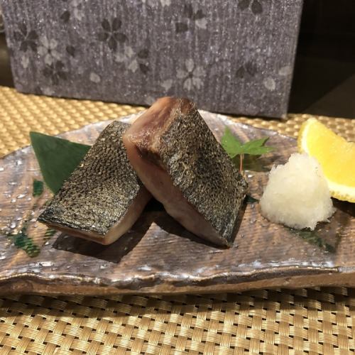 Straw-grilled dolphinfish