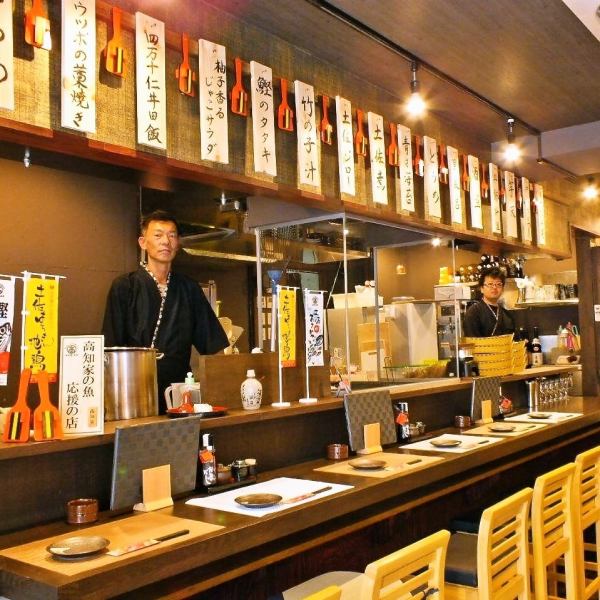 人気のカウンター席では浦和に居ながら藁焼きのパフォーマンスを目の前で楽しめます☆お一人様やデートにも...実は一番おすすめの席です！南浦和で居酒屋ならお任せください！