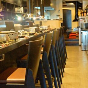 The counter seats with backrests are comfortable and suitable for singles and couples.You can watch the food being prepared right in front of you, which will whet your appetite.