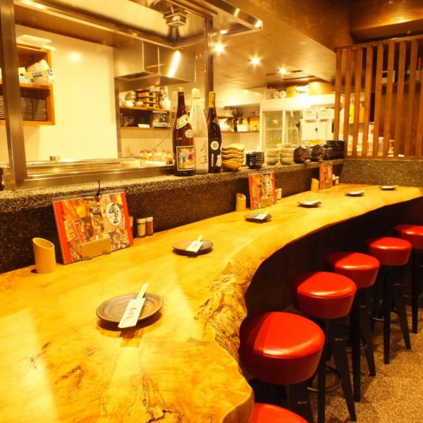 A stylish counter made by processing one big tree! It will be a special seat for grilling Kyoto ground in front of your eyes! We are waiting for your visit from one person ♪ ♪