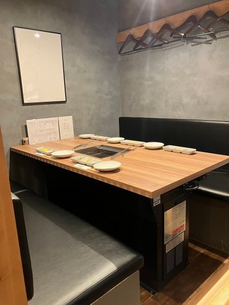 テーブル席は半個室とオープンタイプのの2種類のテーブルをご用意しております。ゆっくりと落ち着いた時間をお楽しみください。