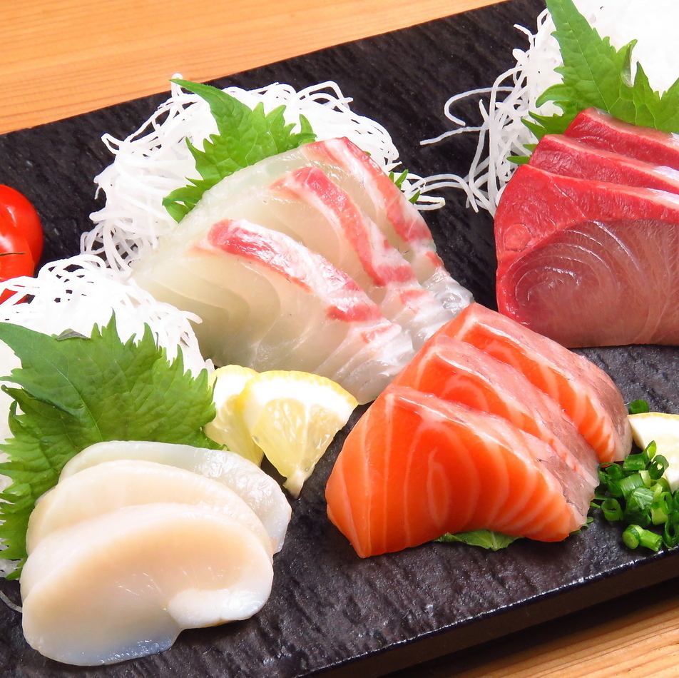 套餐包括从市场直送的新鲜生鱼片拼盘，价格为 4,500 日元起。