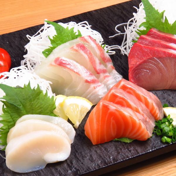 Seasonal fish sashimi goes well with the recommended sake and shochu.