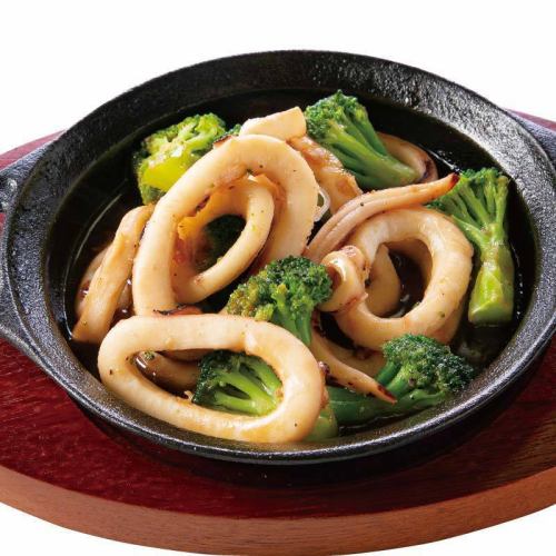 Stir-fried squid and broccoli with oyster sauce