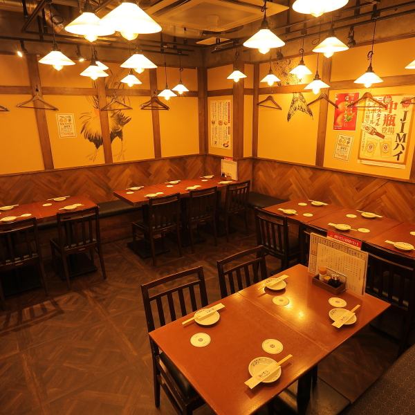 【テーブル席:6名×2卓/4名×2卓】壁面の座席は広々としたベンチシートになっており、ゆったりとお食事をお楽しみいただけます。レトロ調の落ち着いた雰囲気と、1960~70年代のジャズが流れるおしゃれな空間で、宴会や大人数でのご利用に最適です♪