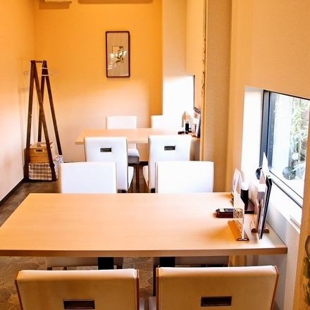 接待や会食、デートなど様々なシーンでのご利用にぴったりな清潔感のあるお席です◎明るく落ち着いた雰囲気の店内でくつろぎのひとときをお過ごしいただけます。ランチタイムには窓から日が入り、自然の光が差し込みます。高級感溢れるお席は様々なシーンにご利用頂けます♪