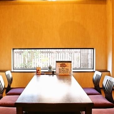暖色の照明に照らされた個室で、宴会や接待に