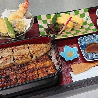 自慢の鰻を蒲焼き×白焼きの両方で味わえる紅白重セット5950円(税込)