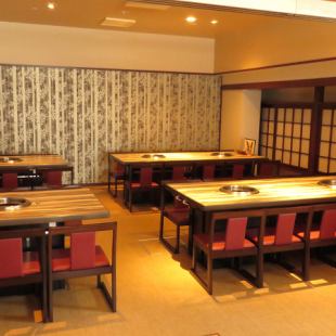 An open space with a wide ceiling and a feeling of openness.We have plenty of table seats ♪ There are also many casual table seats.The layout of the seats can be changed, so we will prepare seats according to the number of people ♪