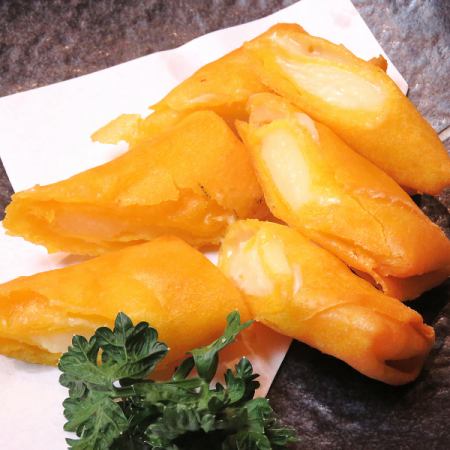 Deep fried spring rolls with three kinds of cheese