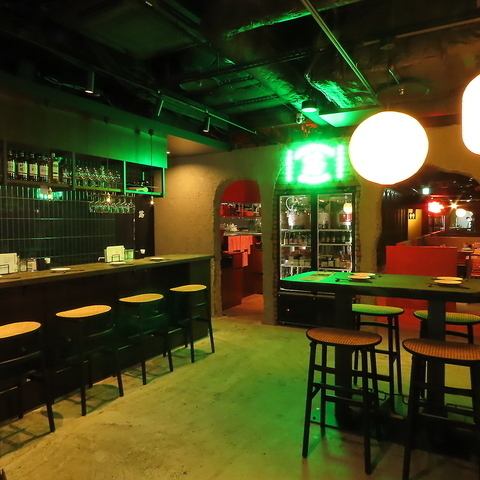 半個室感溢れるソファ席もございます。今宵も素敵なひと時を