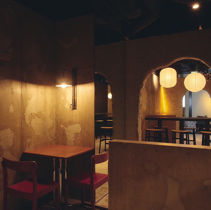 半個室感溢れるソファ席もございます。今宵も素敵なひと時を