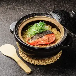 用陶罐煮的米饭，配秋季鲑鱼和九条葱
