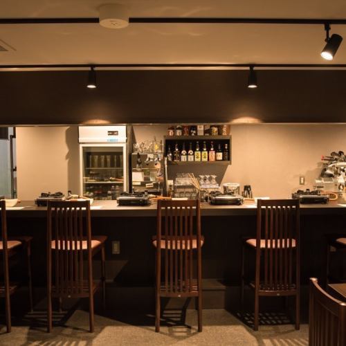 <p>We also have counter seats where you can enjoy watching the food being prepared right in front of you.Please feel free to drop by even if you are alone.</p>