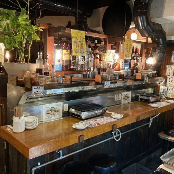 【カウンター席あり◎】仕事終わりのサク飲みなど様々なシーンでご利用お待ちしております！！気さくなスタッフと会話を楽しむことも出来ます！【三宮/居酒屋/宴会/女子会/肉/焼き鳥/飲み放題】