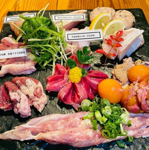 新鮮地鶏の10種盛りは必食の一品◎