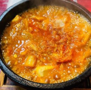 鳥ホルモンと豆腐のチゲ鍋