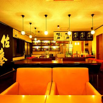 お席はお寛ぎ頂けるゆったりとした造りになっています。