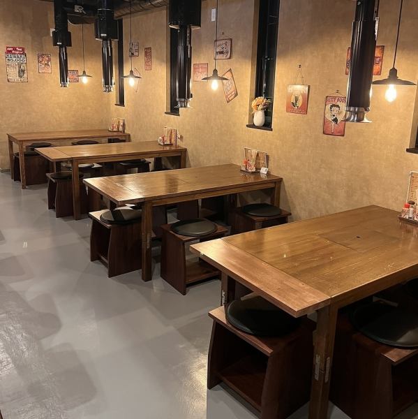 【テーブル：6名×4席/4名×4席】赤レンガの壁に囲まれた店内は、一歩足を踏み入れれば昭和アメリカンレトロな別世界。古い洋楽のBGMが心地よく流れ、母娘が明るく迎える温かな雰囲気が魅力です。日常の喧騒を忘れ、ゆったりとした時間の流れを感じながら、テーブル席で心落ち着くひとときを安心してお過ごしいただけます。