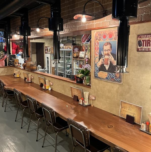 【カウンター席：1名×8席】店内には存在感を放つ一枚板のカウンターがあり、趣のあるお洒落な空間を演出しています。各席には専用のダクトを完備しているため、煙を気にせず快適に過ごせるのも嬉しいポイント。細部までこだわり抜かれた上質な空間は、お客様がより心地よく、贅沢な気分に浸れるよう設計されています。