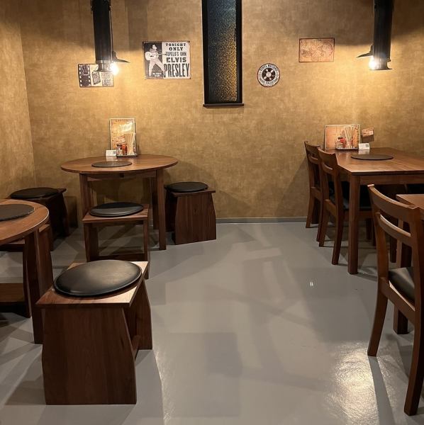 【あらゆるシーンに対応する万能空間】年齢層に関わらず、どなたでも気兼ねなくご利用いただけます。全8席のカウンターはお1人さまの特等席。テーブル席では少人数の飲み会から、大規模な宴会利用まで幅広く対応可能です。シーンを選ばず、どなた様もゆったりとしたひとときをお過ごしください。