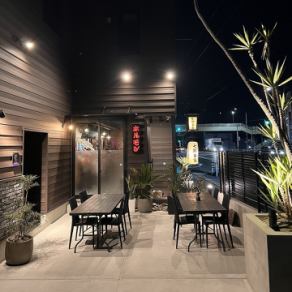 【4名様～ご予約承っております◎】開放感たっぷりのテラス席で、炭火の温もりに包まれながら冷たい一杯を楽しみませんか。夜空を見上げながら、七輪でじっくりとお肉や旬の素材を焼く時間は格別です！日常の忙しさを忘れて、心地よい風に吹かれながら心ゆくまでくつろげる空間◎