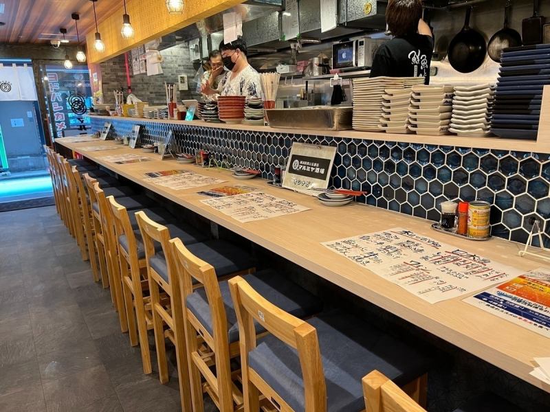 [Popular counter seats] The counter seats are also popular, where you can easily drink alone or with two people! It's a 30-second walk from Yokohama Station, so it's perfect for those who want to drink a little before going home, and also for those who don't have enough to drink. it's recommended!