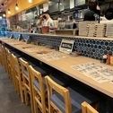 【人気のカウンター席】おひとりでも2人でも気軽に飲めるカウンター席も人気です！横浜駅から徒歩30秒なので少し飲んで帰りたいという方にはもちろん、飲み足りないという方の2件目にもおすすめです！