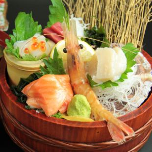 【生魚片拼盤】一盤北海道的美味。享用來自丸宮別館的新鮮海鮮拼盤，享受特別的時刻。