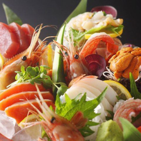 [Assorted sashimi] The bounty of Hokkaido on one plate.Enjoy a special moment with the fresh seafood platter from Marumiya Annex.