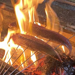 【稻草烤】炭火的熱量帶出鮮味，舞動的火焰營造出誘人的效果。享受終極木炭燒烤。