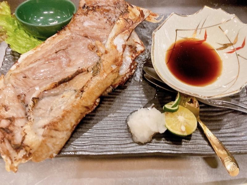 A great accompaniment to sake. The more you chew, the more delicious the flavor comes out! [Grilled salted tuna jaw]