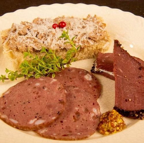 一份包含三種野味的什錦拼盤（1人份）